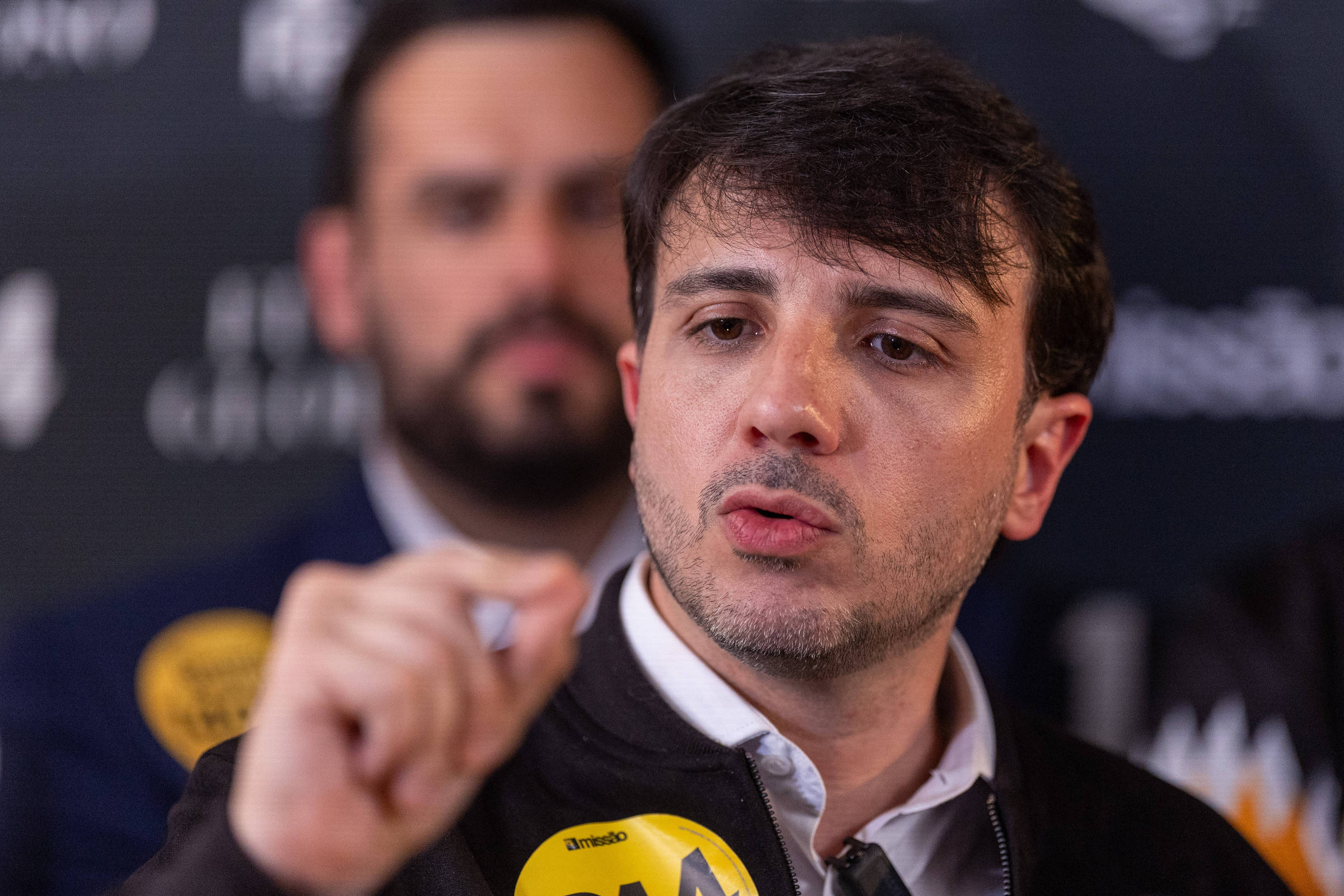 Renan Santos modula discurso e interage com ‘esquerdistas’ como contraponto a Flávio