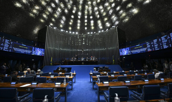 Votar duas vezes no mesmo candidato para senador anula um dos votos; entenda