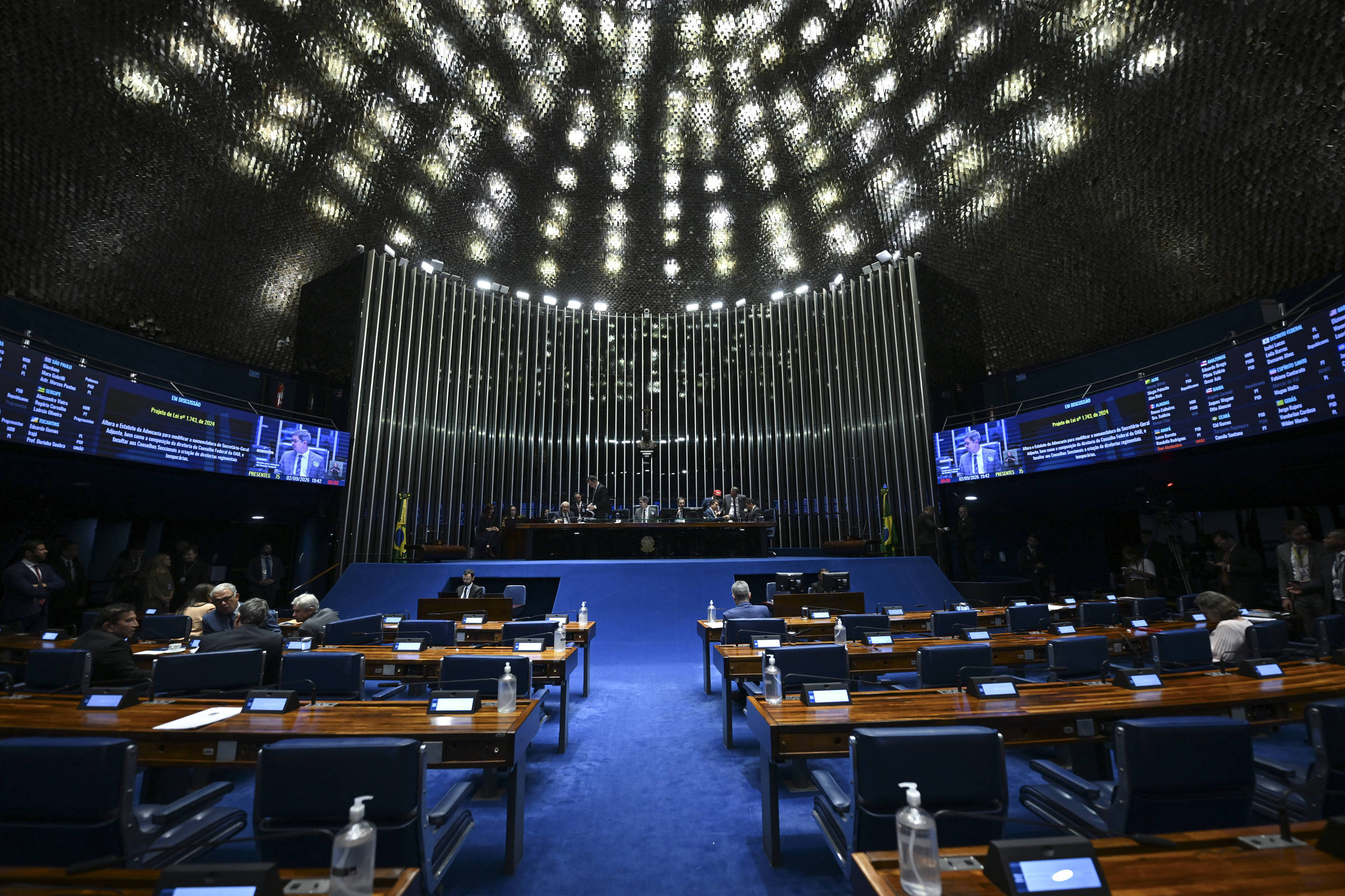 Votar duas vezes no mesmo candidato para senador anula um dos votos; entenda