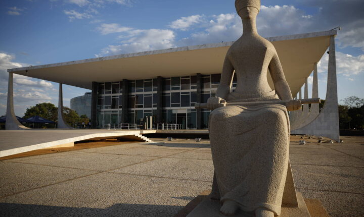 Bancada de Flávio no Senado articula PEC para esvaziar poderes criminais do STF