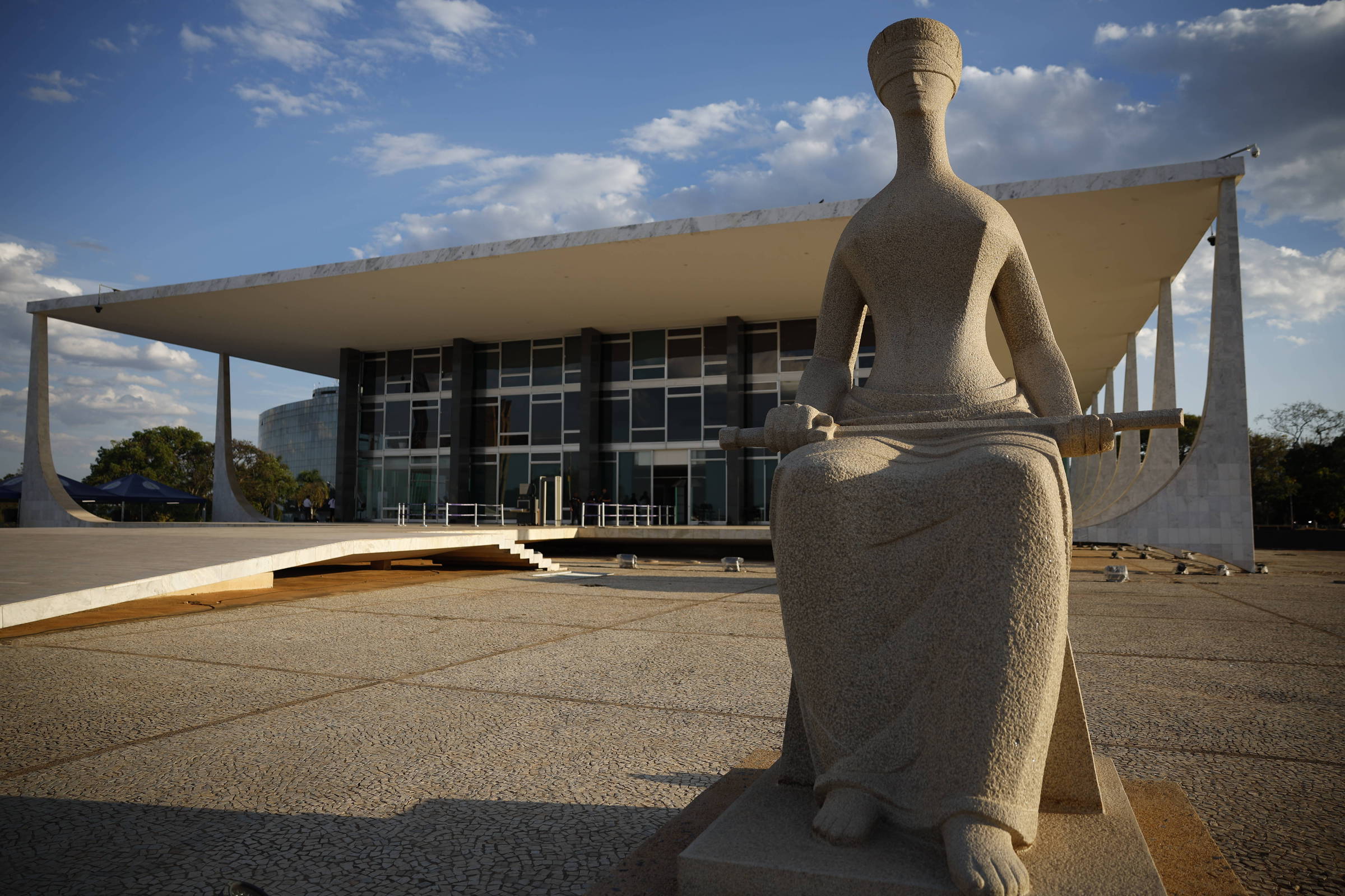Bancada de Flávio no Senado articula PEC para esvaziar poderes criminais do STF