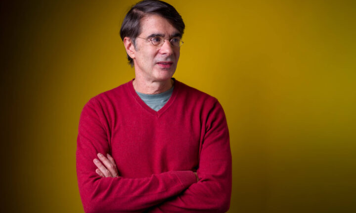 Fundador da revista piauí questiona apoio empresarial a Flávio Bolsonaro e aponta riscos à democracia