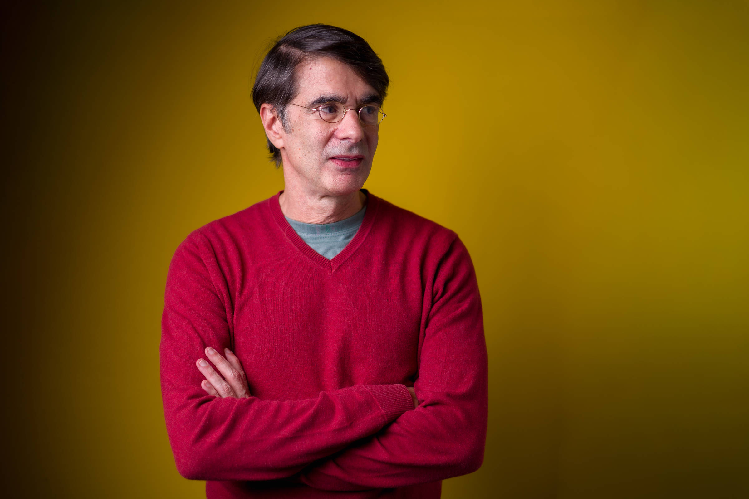Fundador da revista piauí questiona apoio empresarial a Flávio Bolsonaro e aponta riscos à democracia