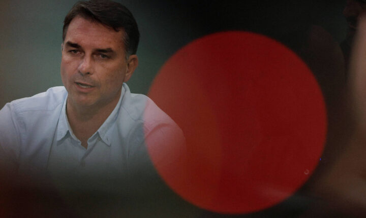 Análise aponta histórico e desafios institucionais em torno do currículo de Flávio Bolsonaro