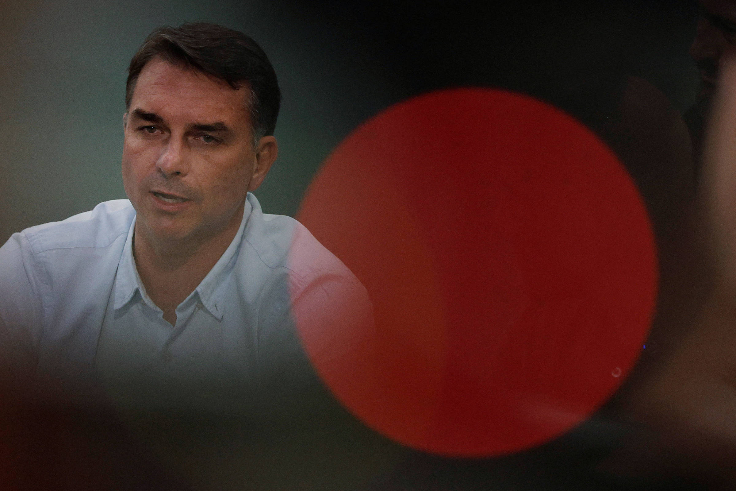 Análise aponta histórico e desafios institucionais em torno do currículo de Flávio Bolsonaro