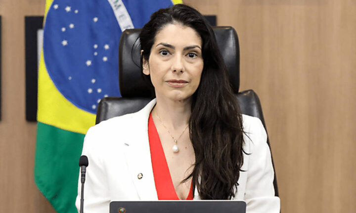 Ministra do TSE que proibiu TV Globo de exibir púlpito vazio já declarou voto em Lula