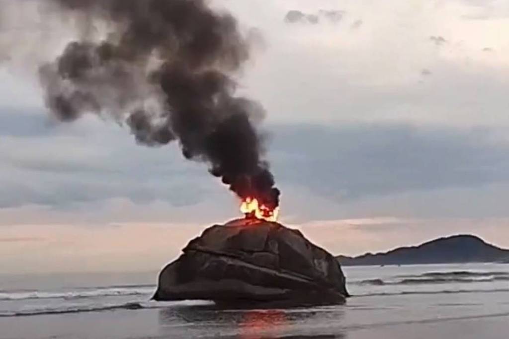 Pedra da Feiticeira é destruída por incêndio em São Vicente, no litoral de São Paulo