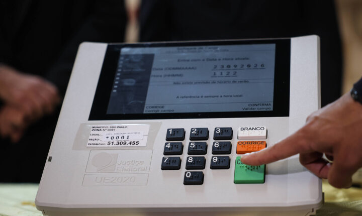 INSS tem 13 milhões de segurados com prova de vida pendente, mas voto nas eleições serve como comprovação