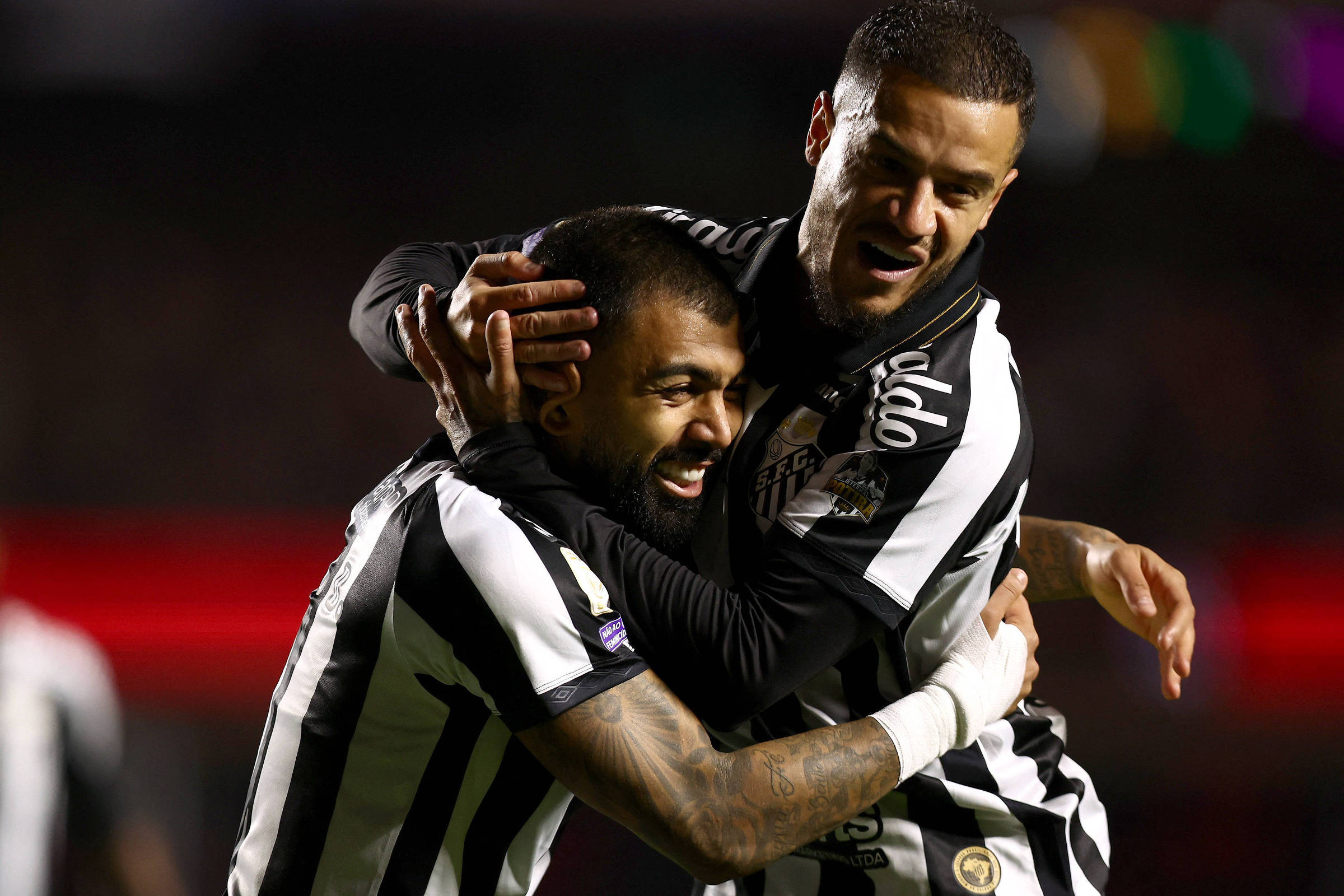 Santos vira sobre o São Paulo com participação de Coutinho e gols de Gabigol