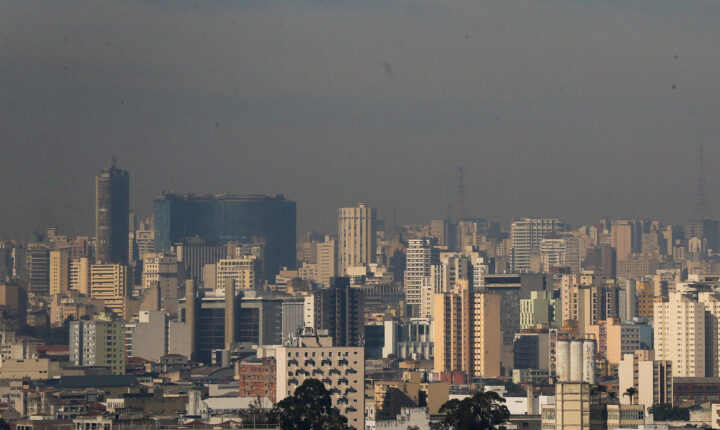 Poluição atmosférica aumenta o risco de Parkinson em pessoas predispostas, aponta estudo