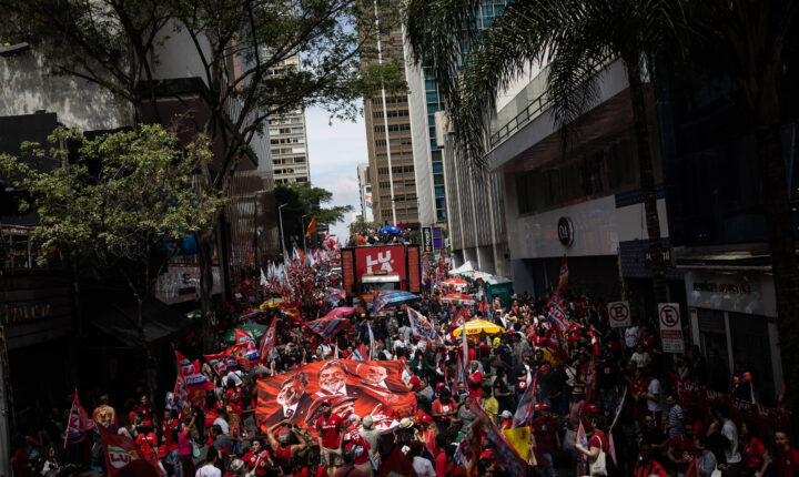 Ato de encerramento da campanha de Lula em São Paulo registra momento de tensão com a PM na avenida Paulista