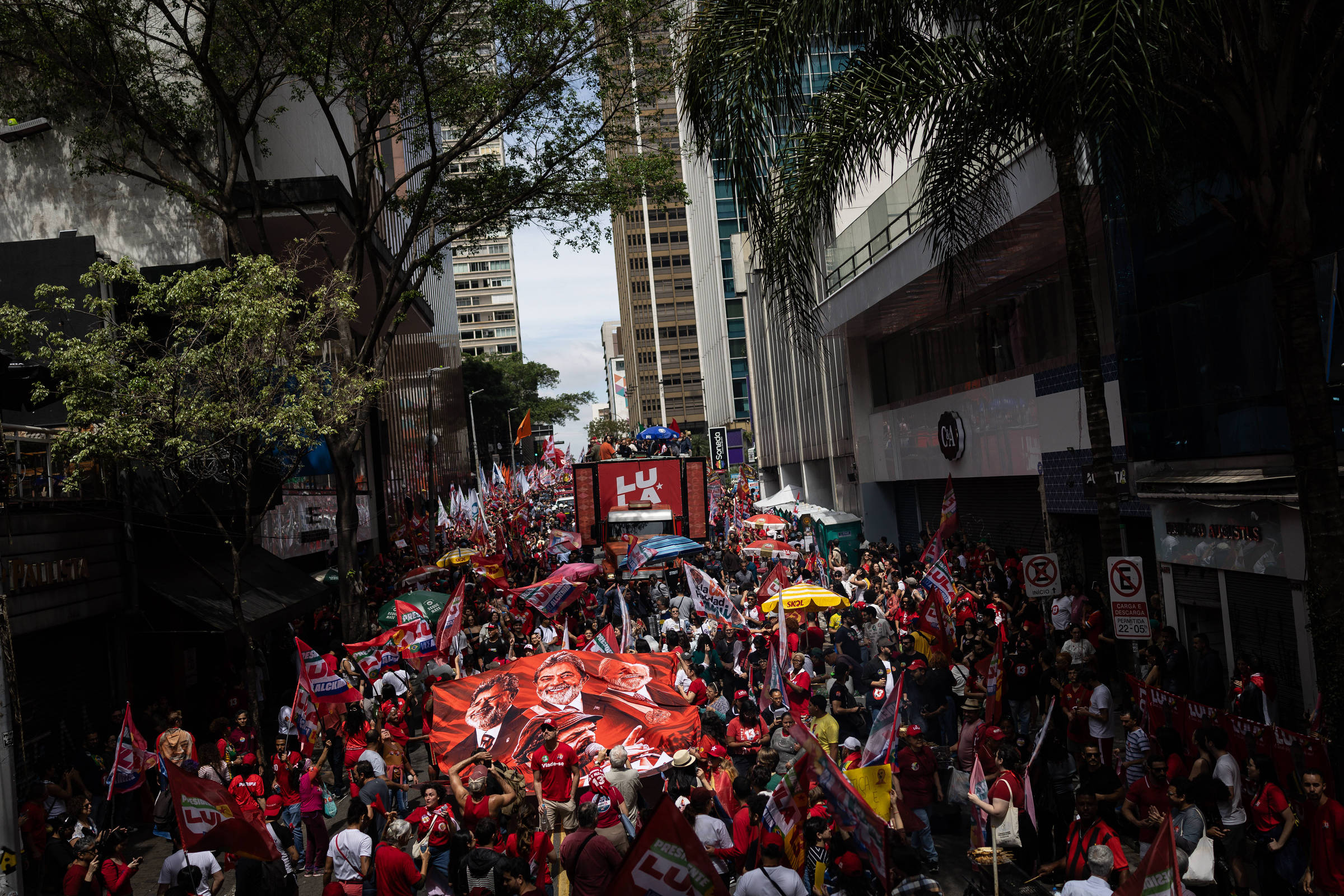 Ato de encerramento da campanha de Lula em São Paulo registra momento de tensão com a PM na avenida Paulista