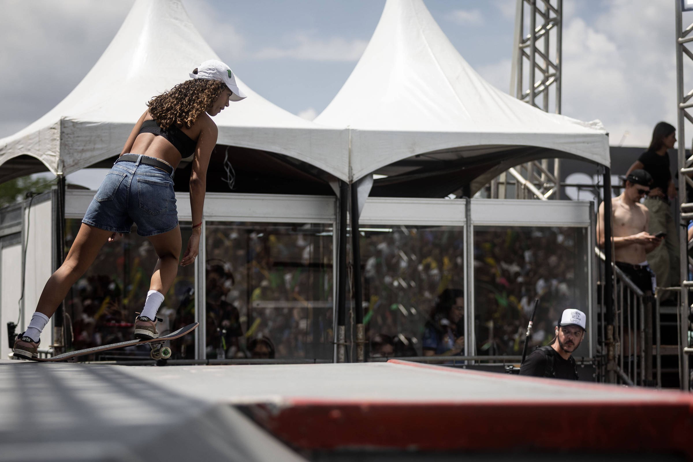 Rayssa Leal machuca o tornozelo e fica fora da etapa da SLS em Paris