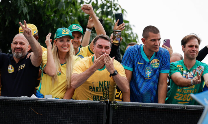 Flávio Bolsonaro encerra campanha do primeiro turno com carreata na zona oeste do Rio