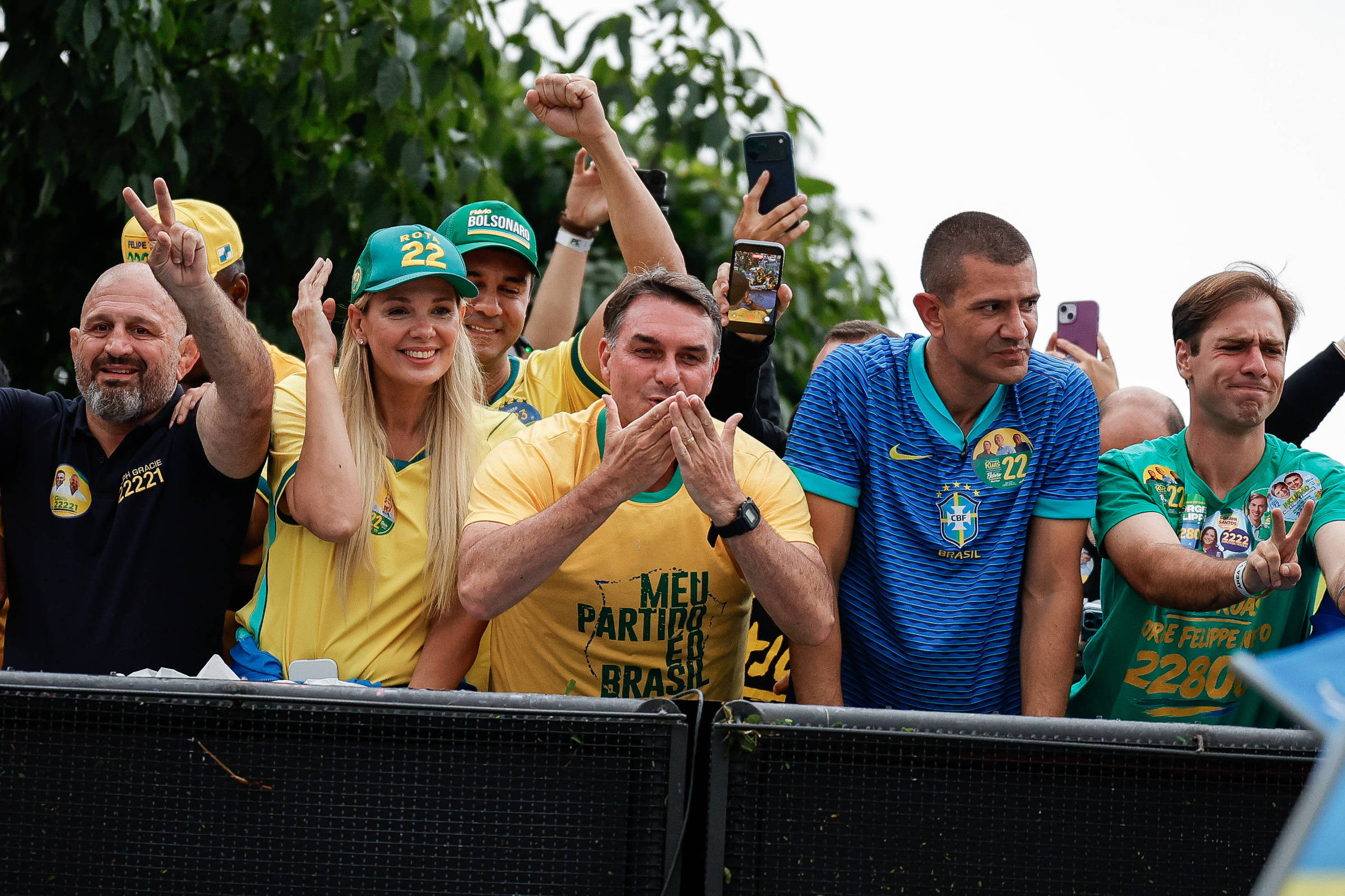 Flávio Bolsonaro encerra campanha do primeiro turno com carreata na zona oeste do Rio