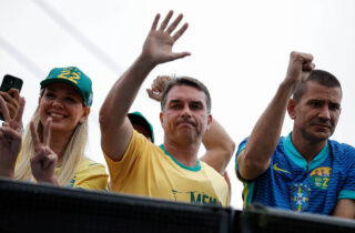 Análise política aponta reflexões sobre o voto da direita e escândalos recentes em 2026