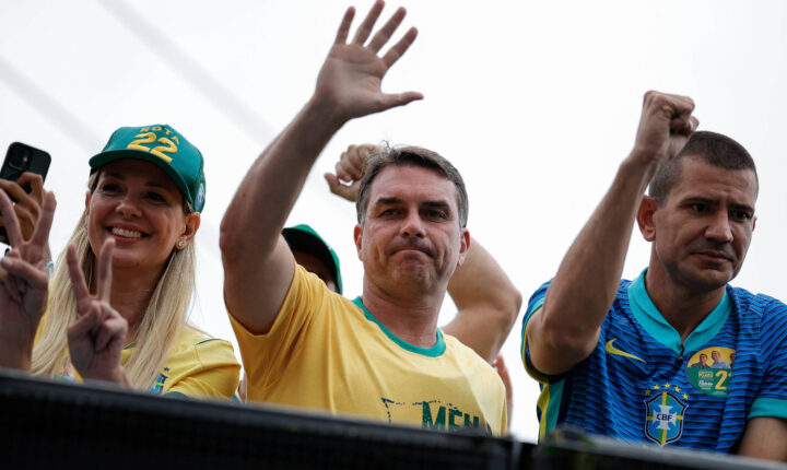 Análise política aponta reflexões sobre o voto da direita e escândalos recentes em 2026