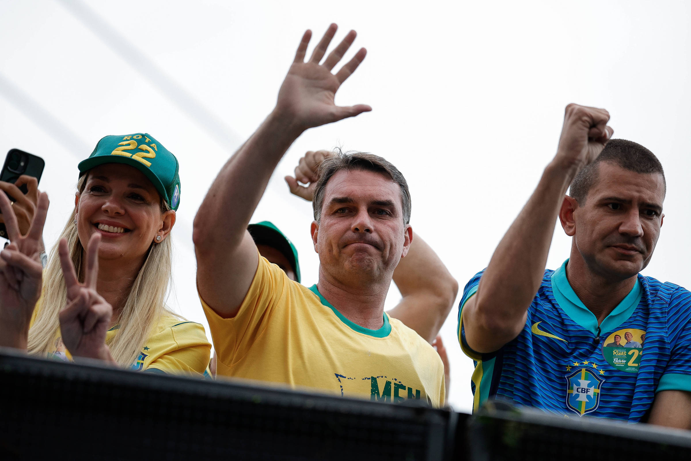Análise política aponta reflexões sobre o voto da direita e escândalos recentes em 2026