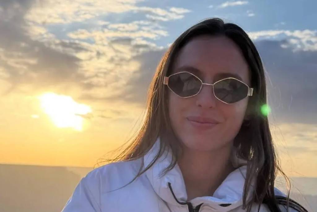 Atriz brasileira é presa pelo ICE em aeroporto de Los Angeles e permanece detida há mais de um mês