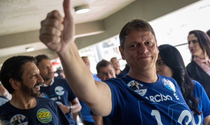 Tarcísio viaja a Brasília nesta segunda para alinhar estratégia de segundo turno com Flávio Bolsonaro