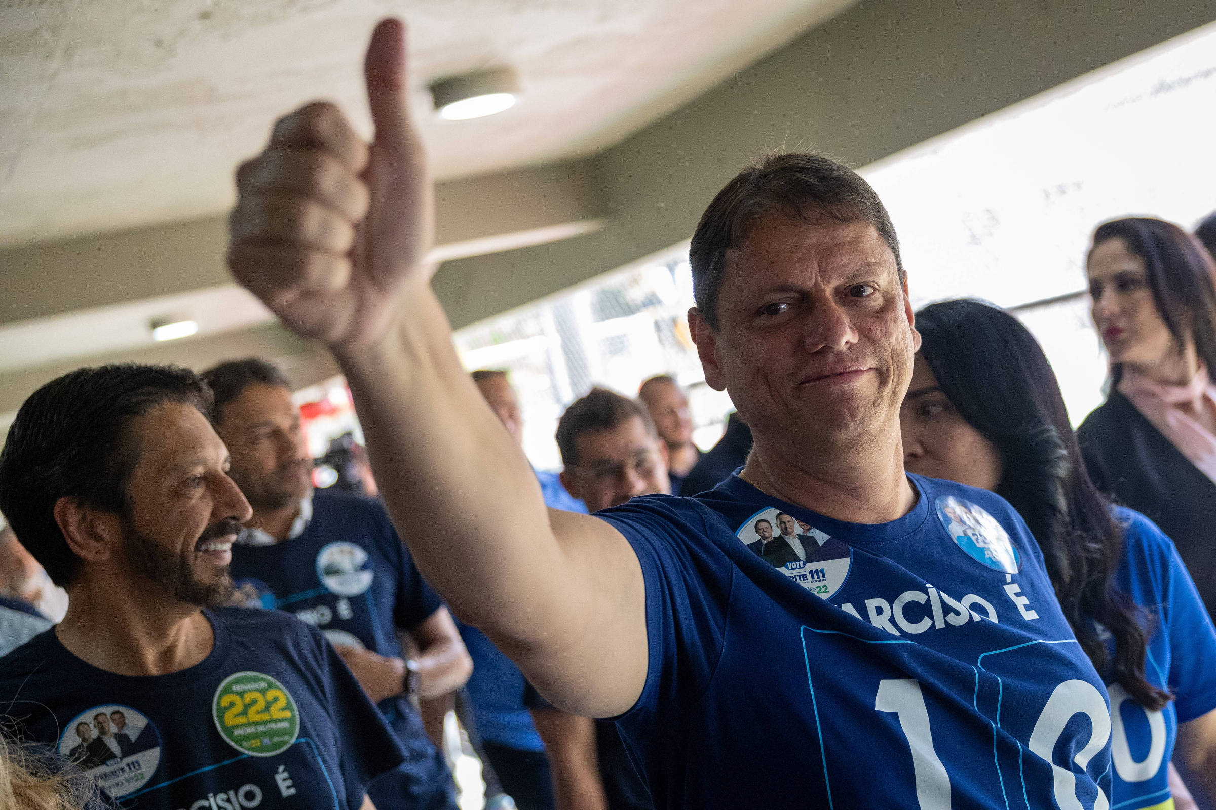 Tarcísio viaja a Brasília nesta segunda para alinhar estratégia de segundo turno com Flávio Bolsonaro