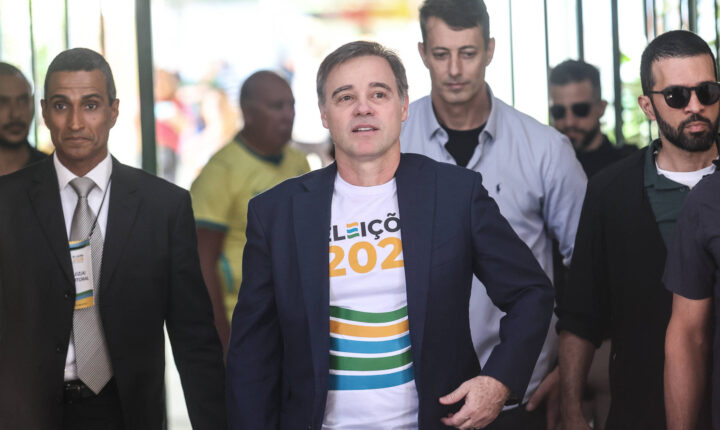 Mendonça vota em Brasília e diz que o povo é protagonista da eleição