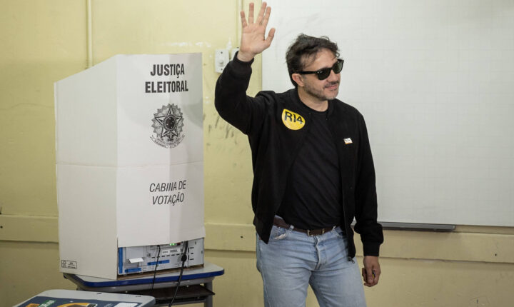Renan Santos afirma que o Brasil será governado pelo mais corrupto da família Bolsonaro