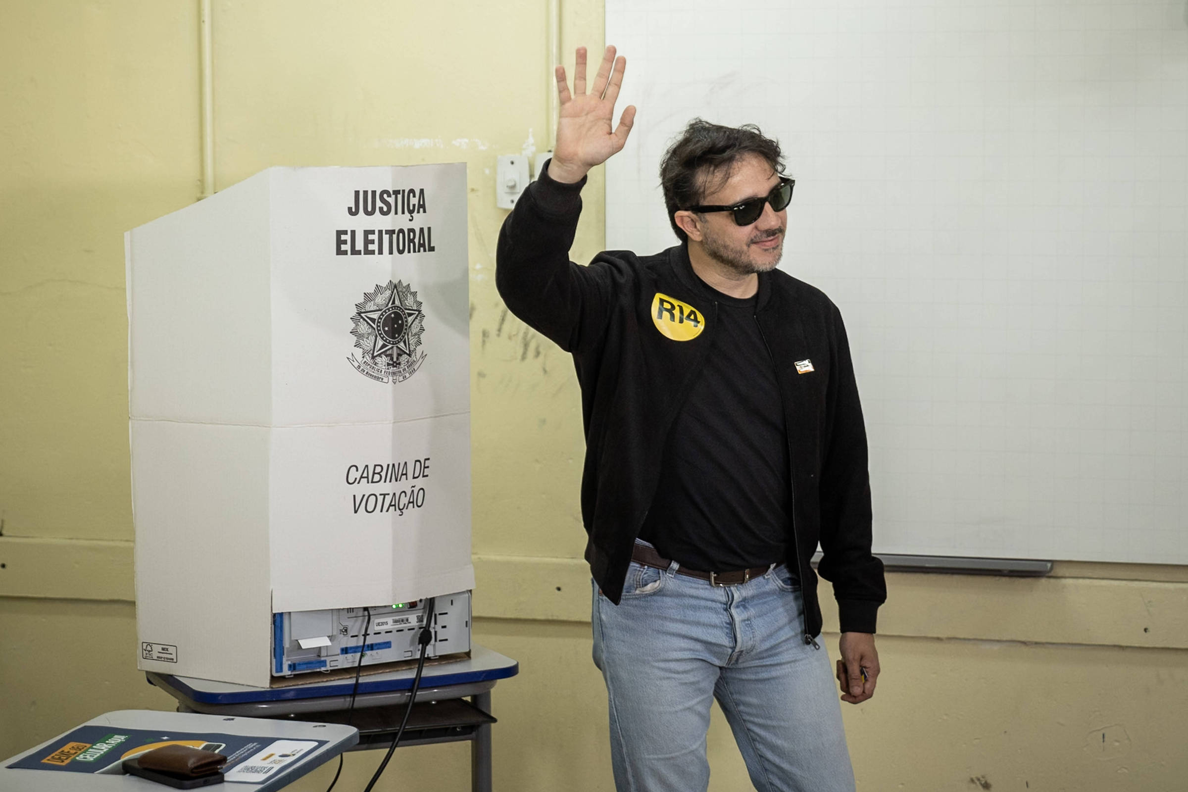 Renan Santos afirma que o Brasil será governado pelo mais corrupto da família Bolsonaro