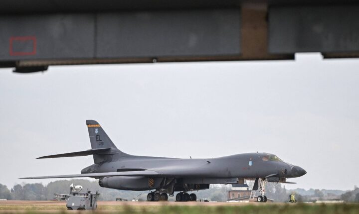 EUA retiram às pressas bombardeiros de base aérea no Reino Unido após novas ameaças