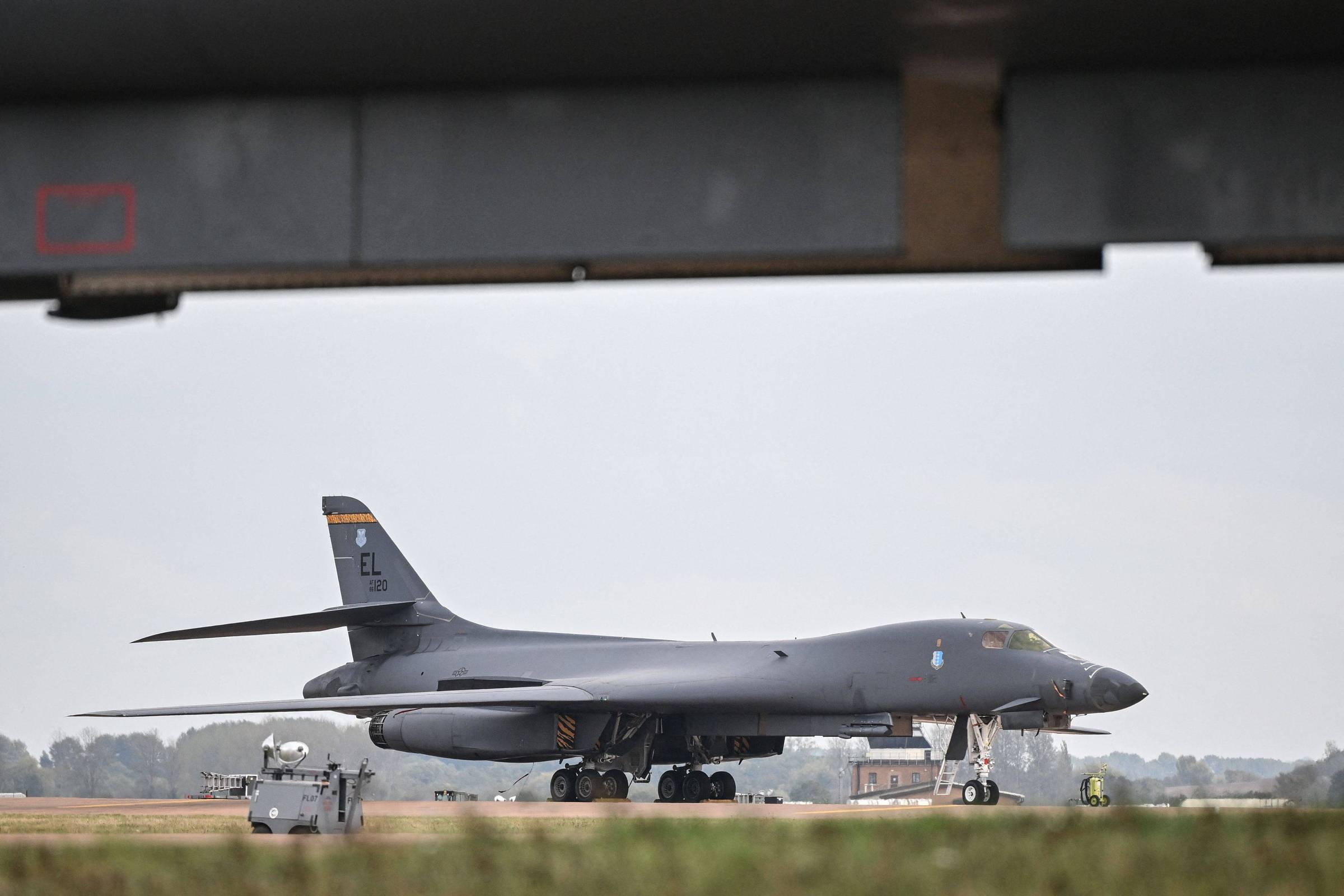 EUA retiram às pressas bombardeiros de base aérea no Reino Unido após novas ameaças