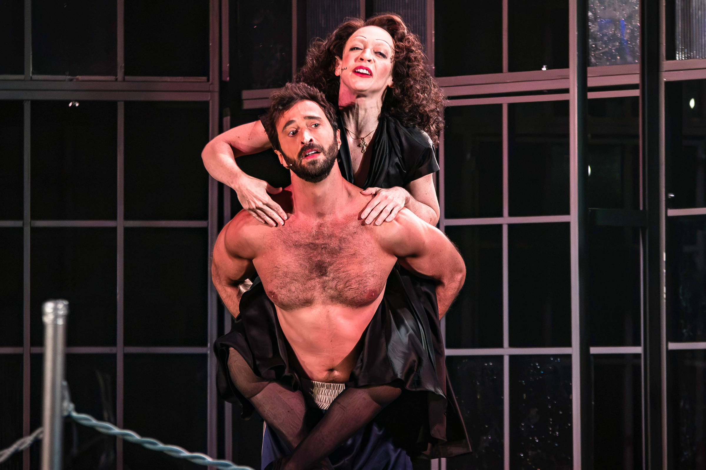 Aos 30 anos de palco, Laila Garin alcança auge dramático como Édith Piaf