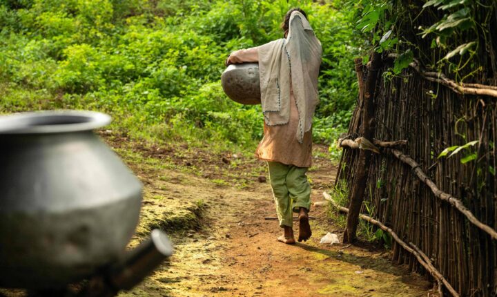 Mudança climática impulsiona casamentos infantis e gravidez na adolescência, aponta relatório