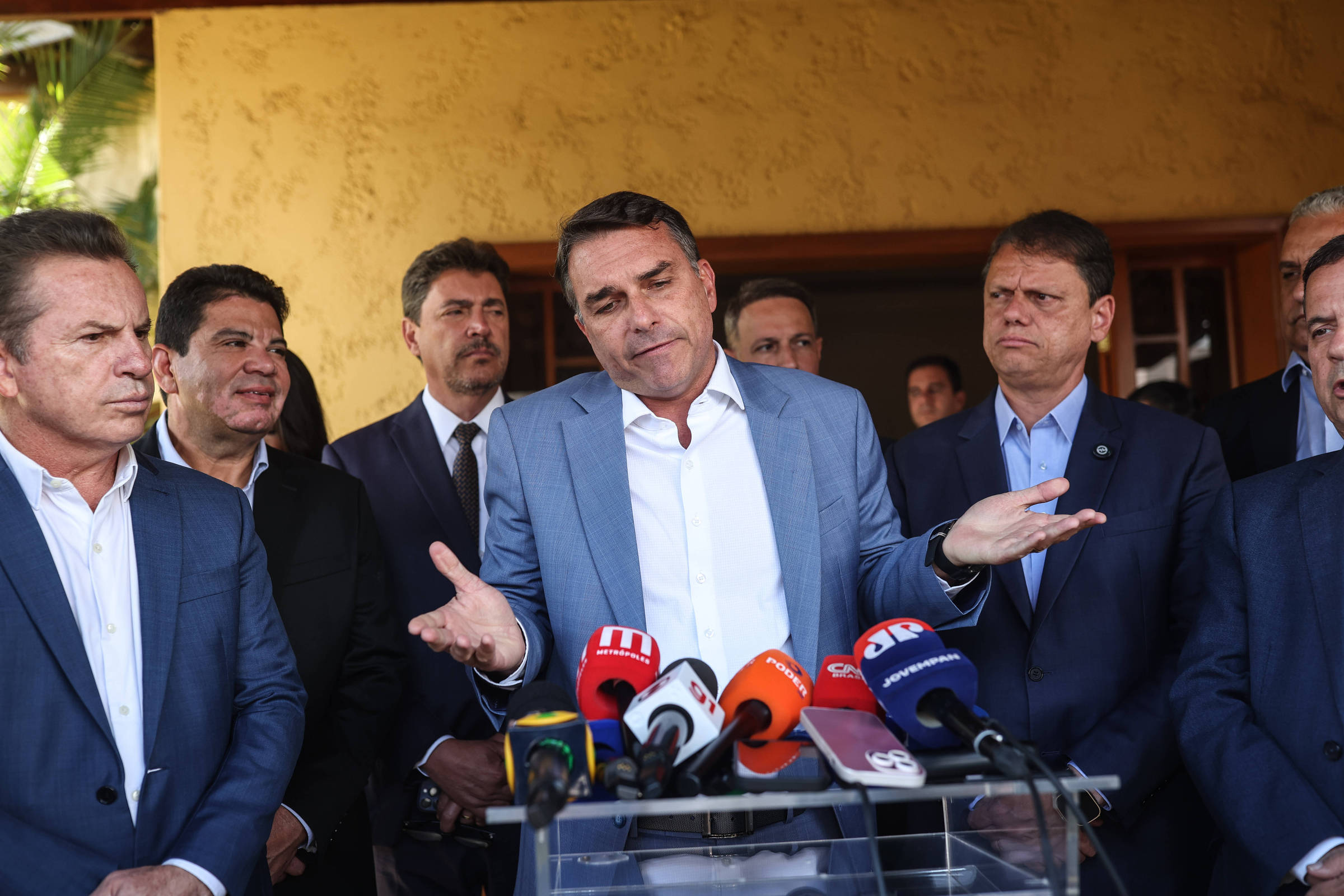 Flávio Bolsonaro classifica discussão sobre fim da escala 6×1 como oportunismo eleitoral de Lula
