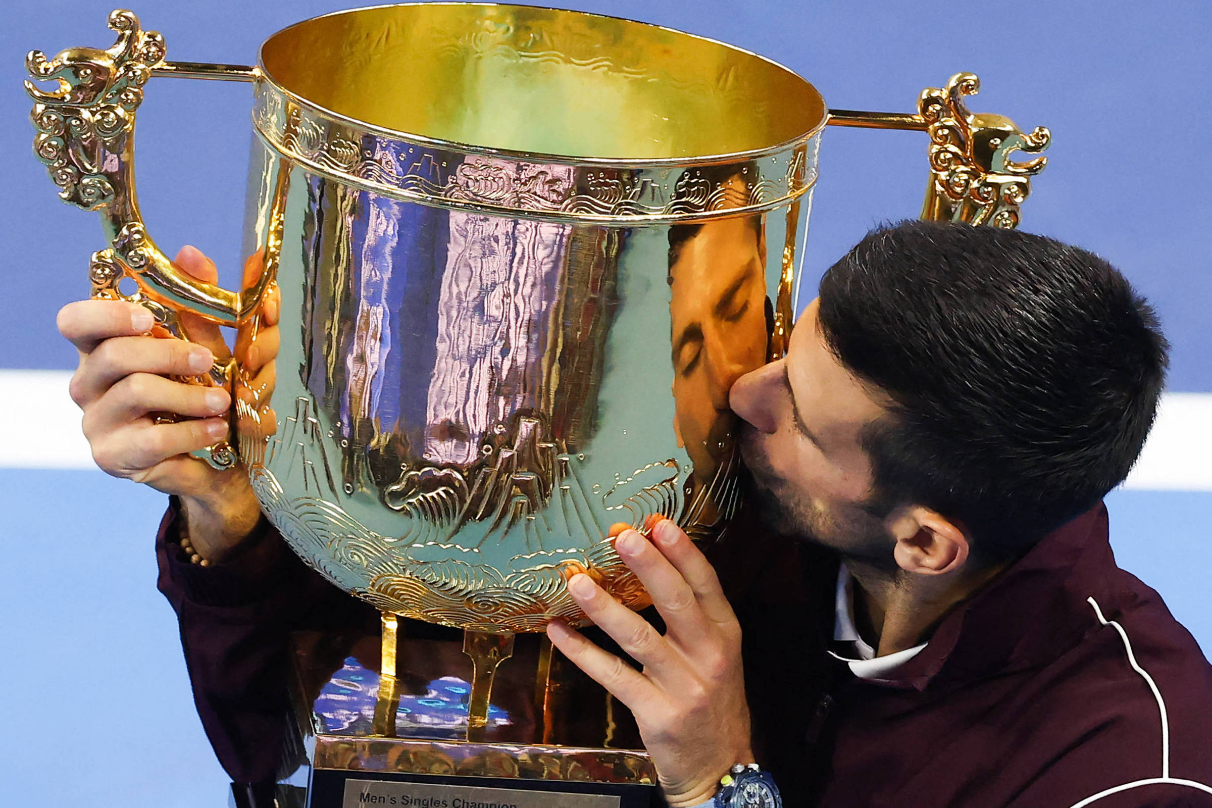 Com desistência de rival, Djokovic vence o Aberto da China e conquista 102º título da carreira