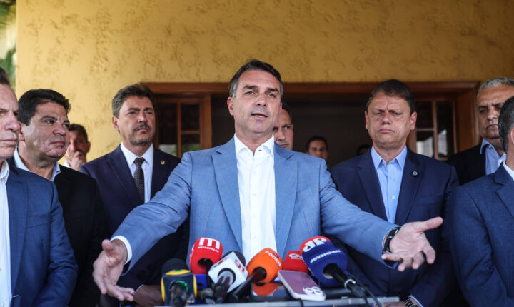 Flávio Bolsonaro confirma presença em debates do segundo turno após sinalização de Lula