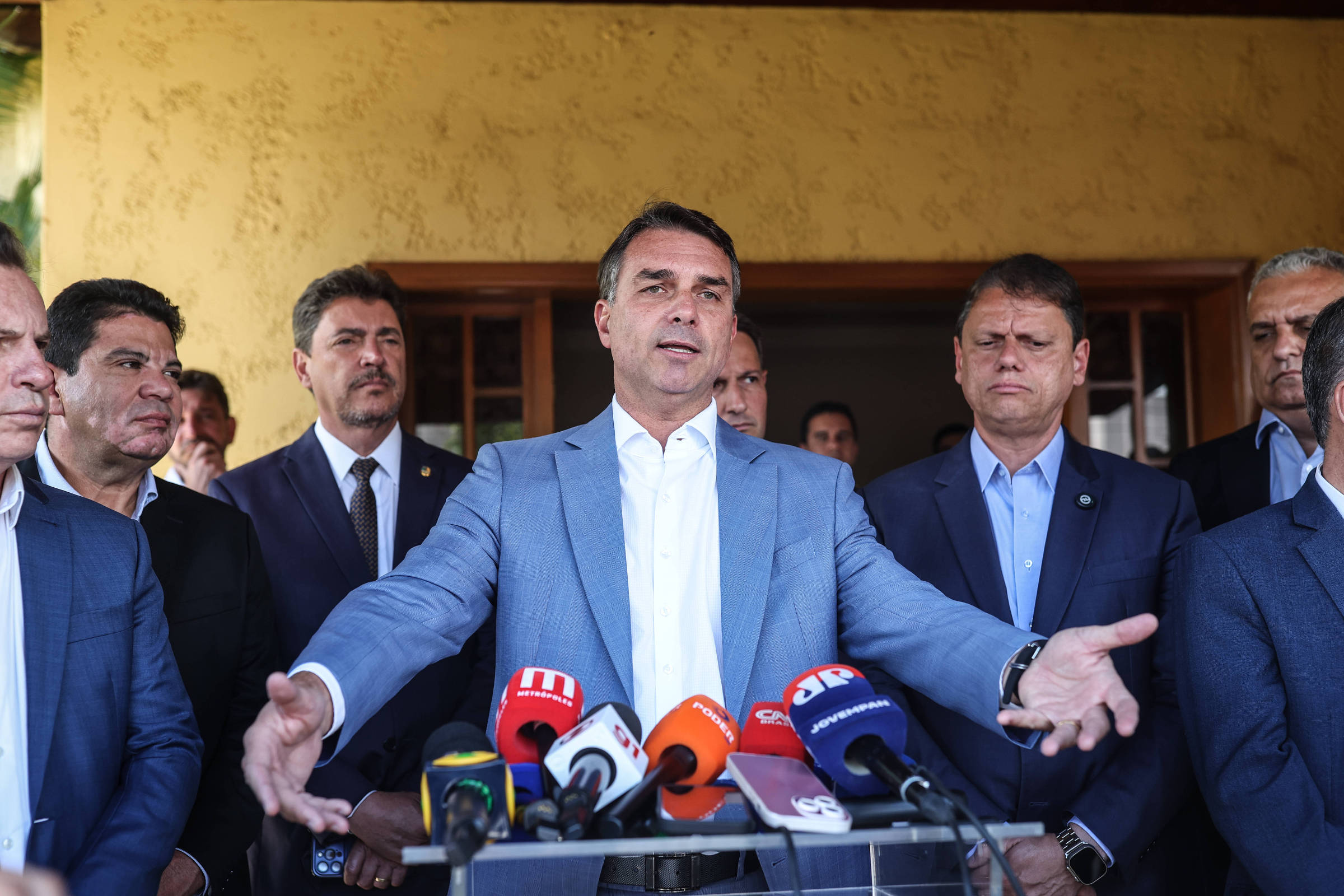 Flávio Bolsonaro confirma presença em debates do segundo turno após sinalização de Lula