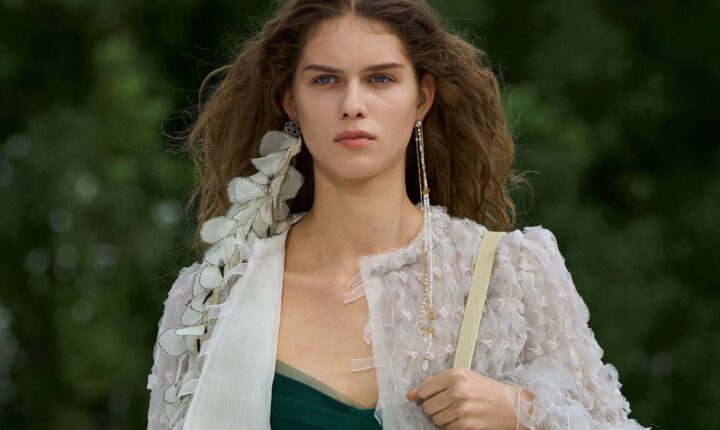 Marcas reagem à IA na Semana de Moda de Paris com roupas imperfeitas