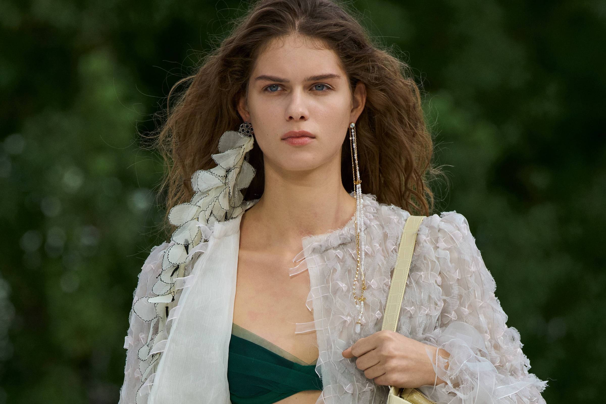 Marcas reagem à IA na Semana de Moda de Paris com roupas imperfeitas