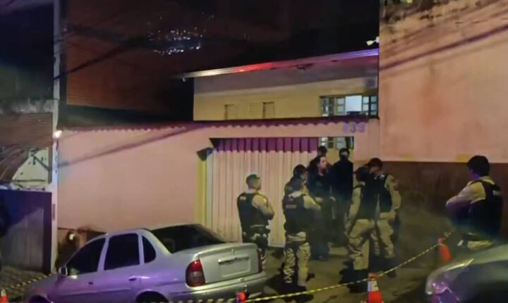 Criança de 2 anos e pai são encontrados mortos a tiros em residência em Minas Gerais