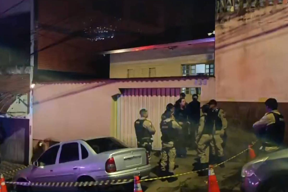 Criança de 2 anos e pai são encontrados mortos a tiros em residência em Minas Gerais