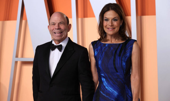 Família bilionária afasta hipótese de venda da Condé Nast após saída de CEO