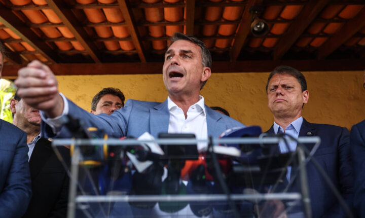 Campanha de Flávio Bolsonaro destina R$ 271 mil a nove pessoas físicas, apontam dados do TSE