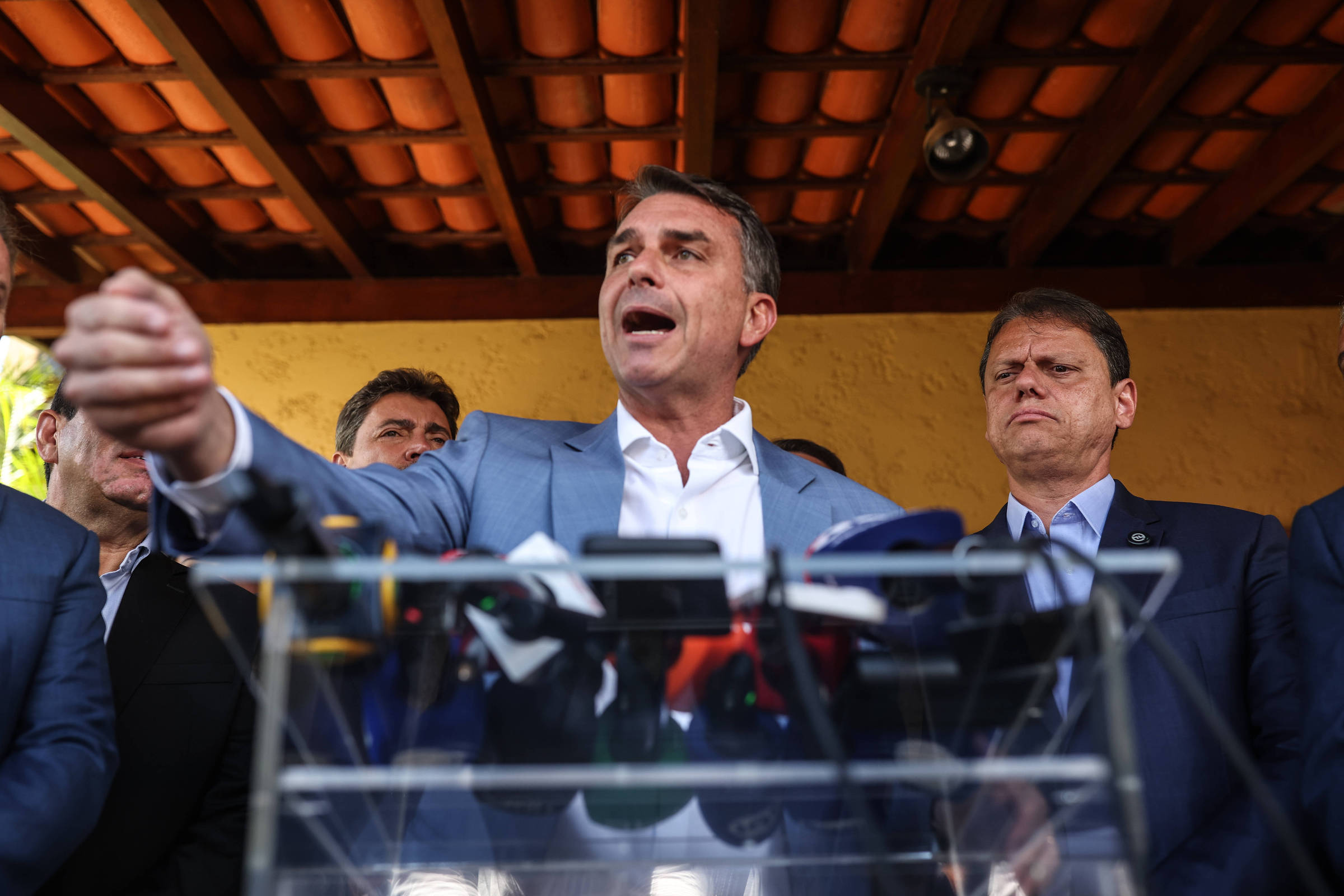 Campanha de Flávio Bolsonaro destina R$ 271 mil a nove pessoas físicas, apontam dados do TSE