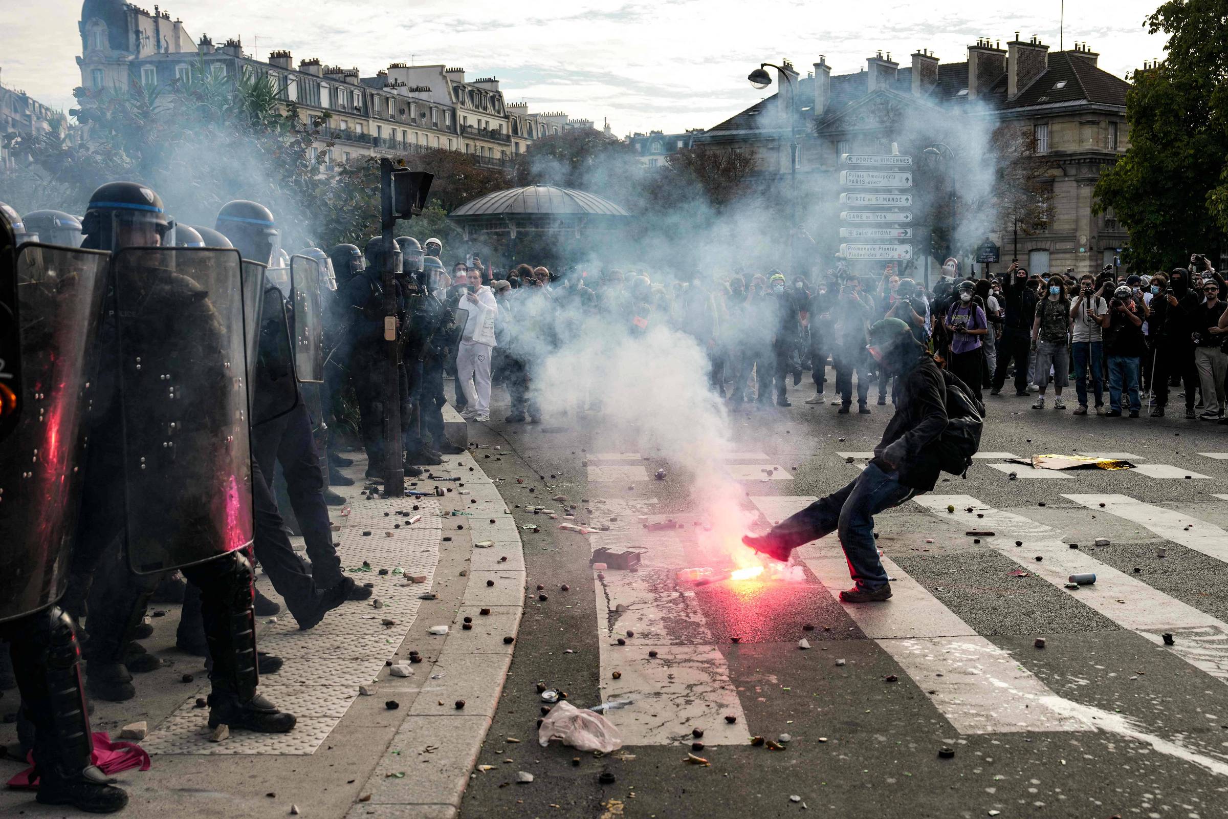 França suspende uso de granadas de efeito moral após violência em protestos estudantis