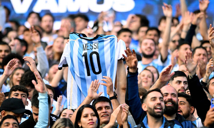 Argentinos se reúnem em clima de Copa do Mundo para a despedida de Lionel Messi da seleção