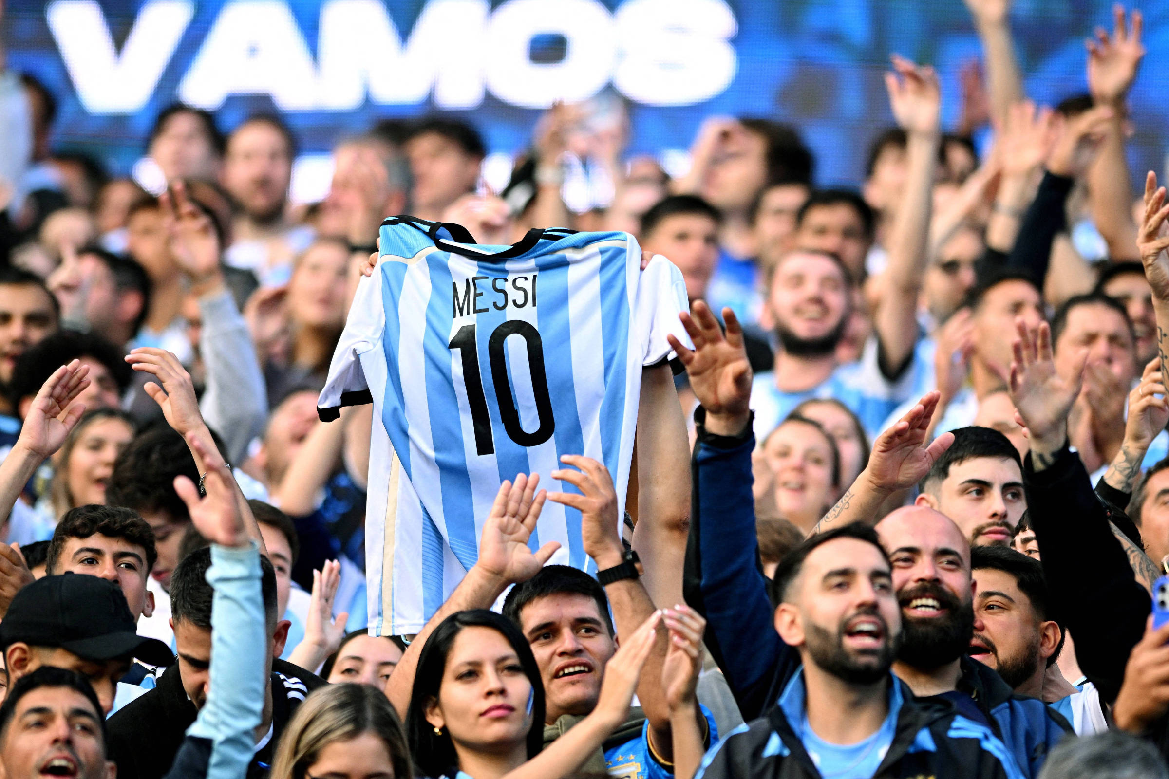 Argentinos se reúnem em clima de Copa do Mundo para a despedida de Lionel Messi da seleção