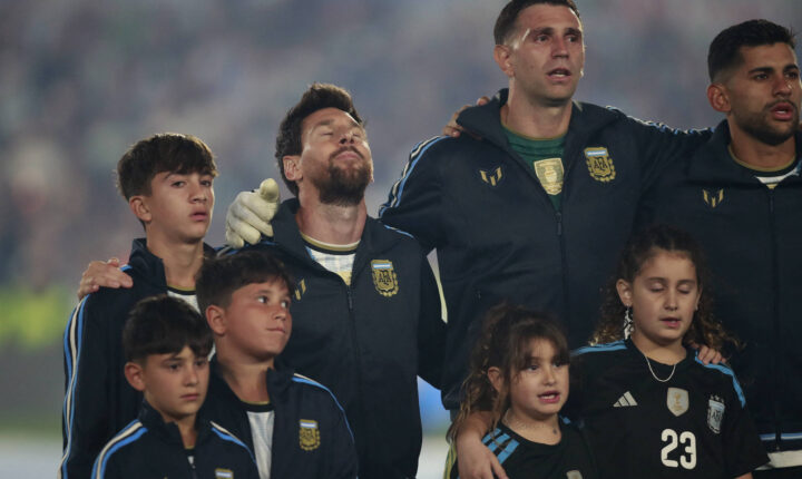 Messi se emociona, recebe ovação de 85 mil torcedores e se despede da seleção da Argentina