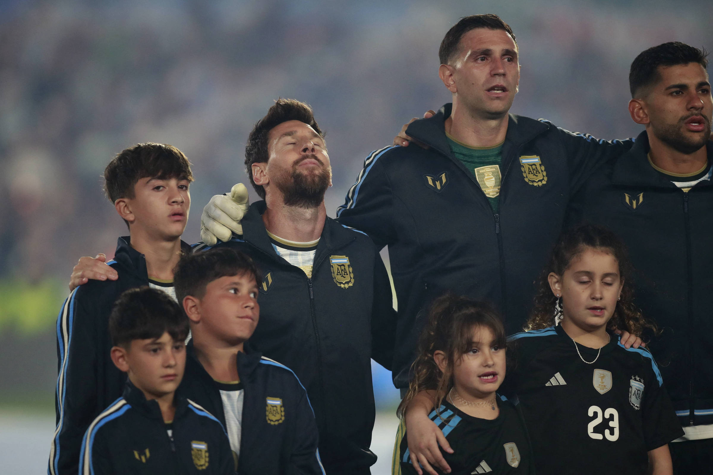 Messi se emociona, recebe ovação de 85 mil torcedores e se despede da seleção da Argentina