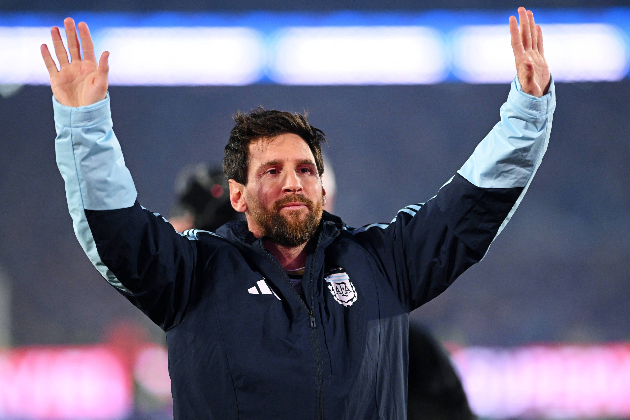 Eu não quero ir embora, diz Lionel Messi após emocionante despedida da seleção da Argentina