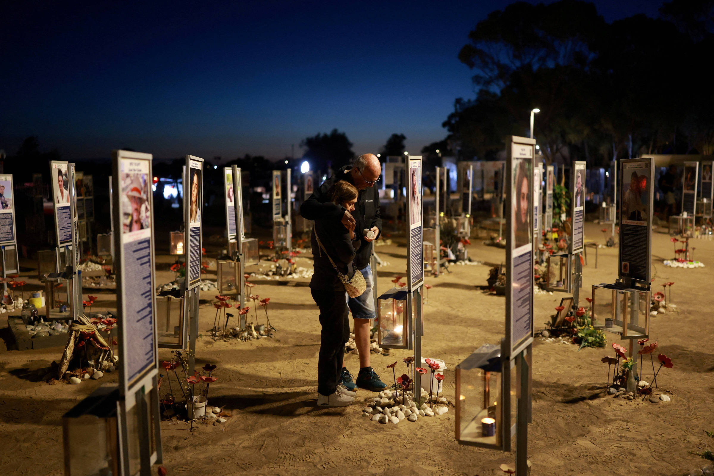 Após 3 anos, 7 de Outubro mobiliza memória, política e medos de judeus em Israel